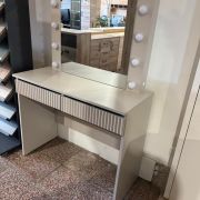 Fésülködőasztal tükörrel
